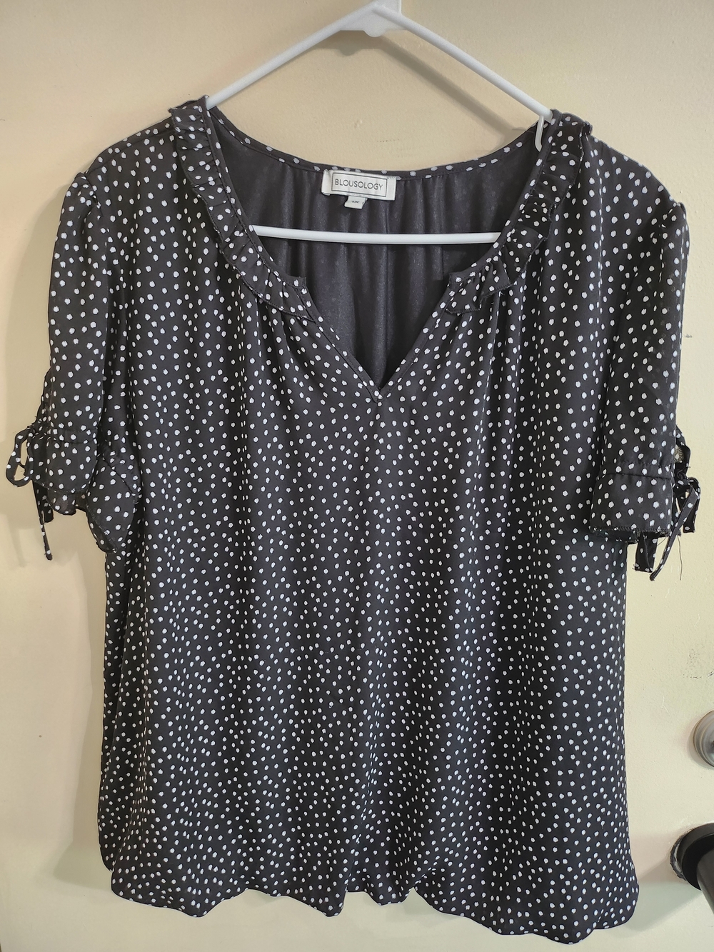 Blousology Black Polka Dot Short Sleeve V-Neck Flowy Dress Top Size: 1X Good
